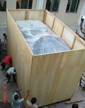 正在進(jìn)行木箱包裝 正在進(jìn)行木箱包裝